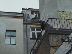 Muž na balkoně