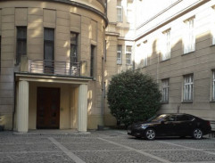 Na dvoře velvyslanectví