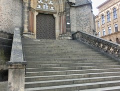 Na schodech kostela