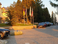 Felner prichádza do hotela