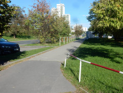 Před učilištěm