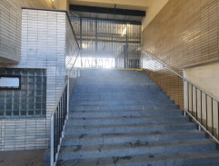 Na schodech nádraží