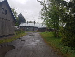 Před budovou "neziskovky"