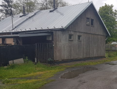 U budovy "neziskovky"