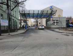 Boční brána nemocnice