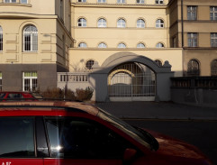 Auto jede z věznice