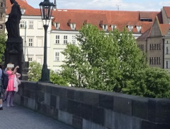 V autě