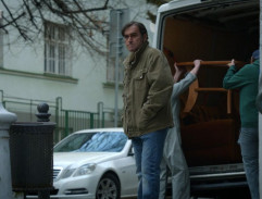 Exekutoři před domem