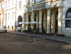 Před hotelem Esplanade