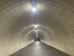 V tunelu