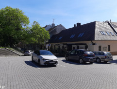 Študenti pred gymnáziom
