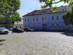 Na dvore gymnázia