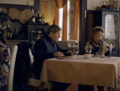 Vondráček s matkou v kavárně