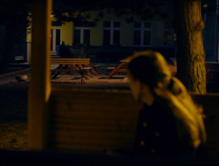 Lavičky před školou