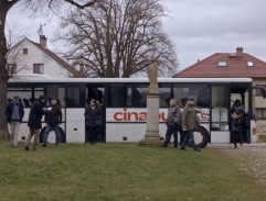 Autobus u kostela