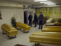 V pohřebním ústavu