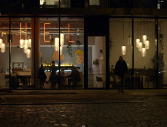 Kpt. Kovář před restaurací