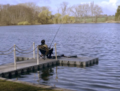 Rybář u rybníka