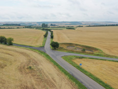 Křižovatka v polích