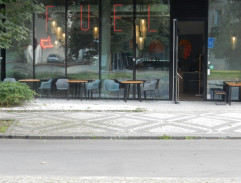 Kpt. Kovář před restaurací