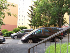 Před bydlištěm Kateřiny Gruberové 2