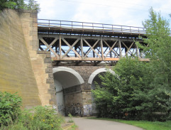 Viadukt u rybníka