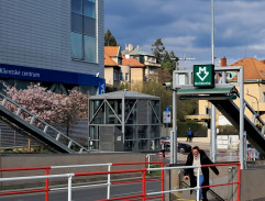 V tramvaji