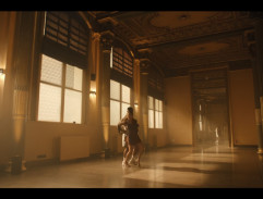 Mindy s Alfiem trénují tanec