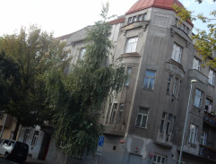 Před domem
