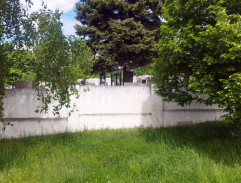 U hřbitova