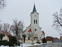 pred kostolom