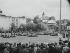 Američtí vojáci před cvikem s kládami