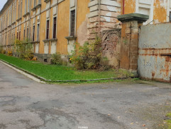 V autě