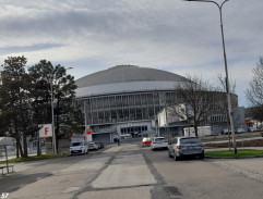 Před pavilonem Z