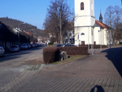 Před kostelem
