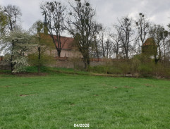 U hřbitova