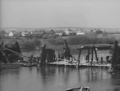Zničený most přes řeku Moravu