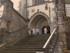 Lukrécie jde po schodech ke kostelu