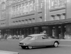 Taxi přijíždí na Gare du Nord