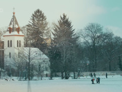 Zamrzlý rybník s kostelíkem