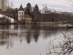 Zamrzlý rybník s kostelíkem