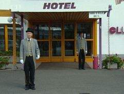 Před hotelem
