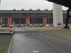 Před koncertní halou Gong