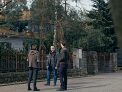 Před domem Strakových