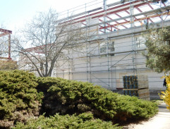 Před školkou