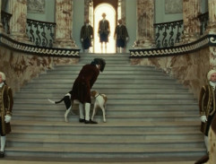 Vévoda se po příjezdu vítá se svými psi