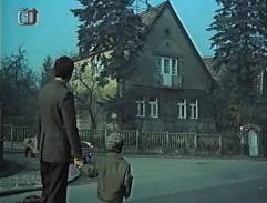 Před domem Valentovych rodičů