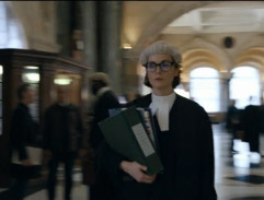Kate Woodcroft prochází soudní budovou