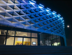 Před halou v New Yorku