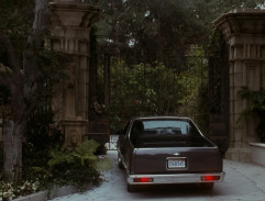 Frank Farmer přijíždí k domu Rachel Marron